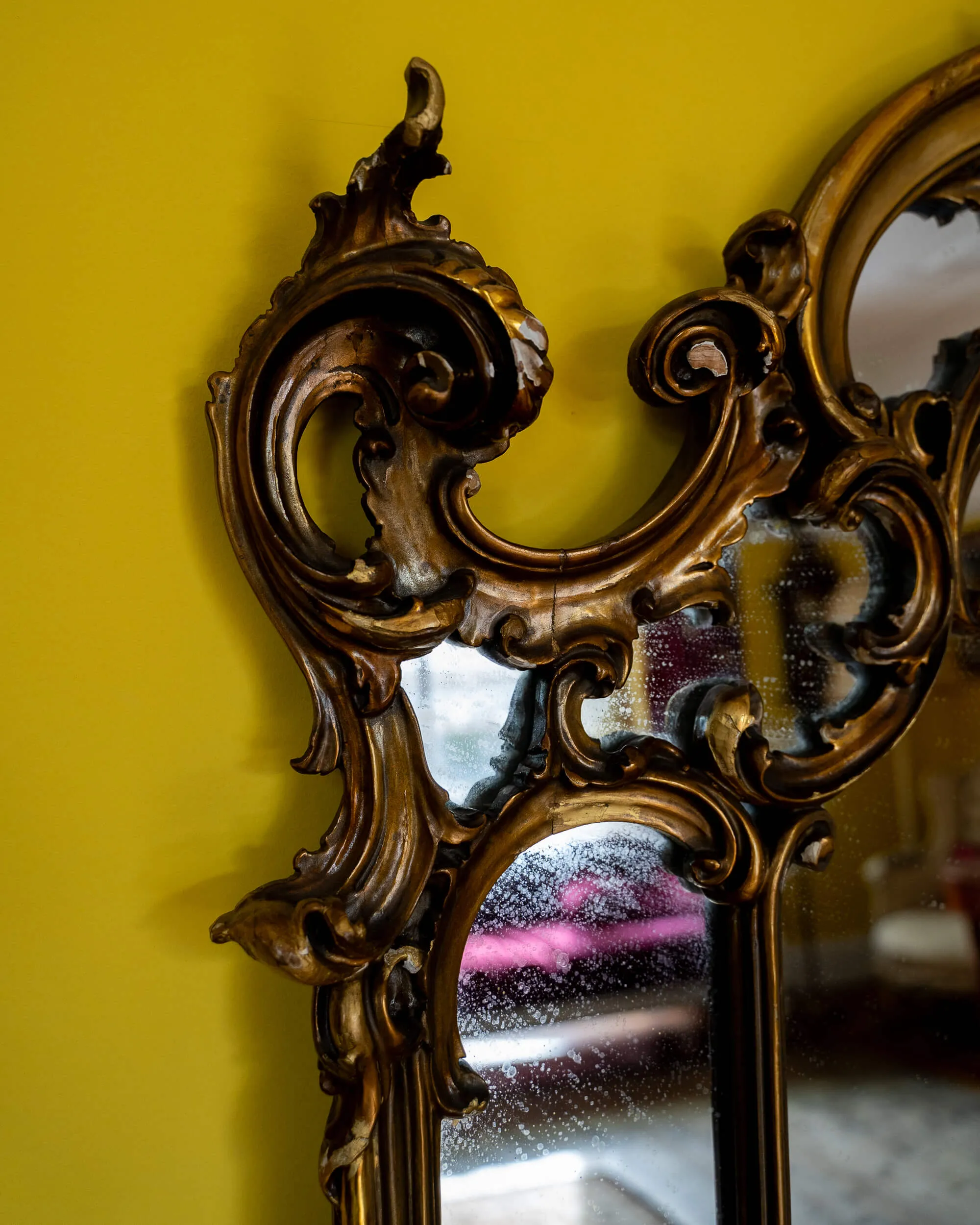 Vintage Italian Carved Giltwood Mirror - Supporting View 2