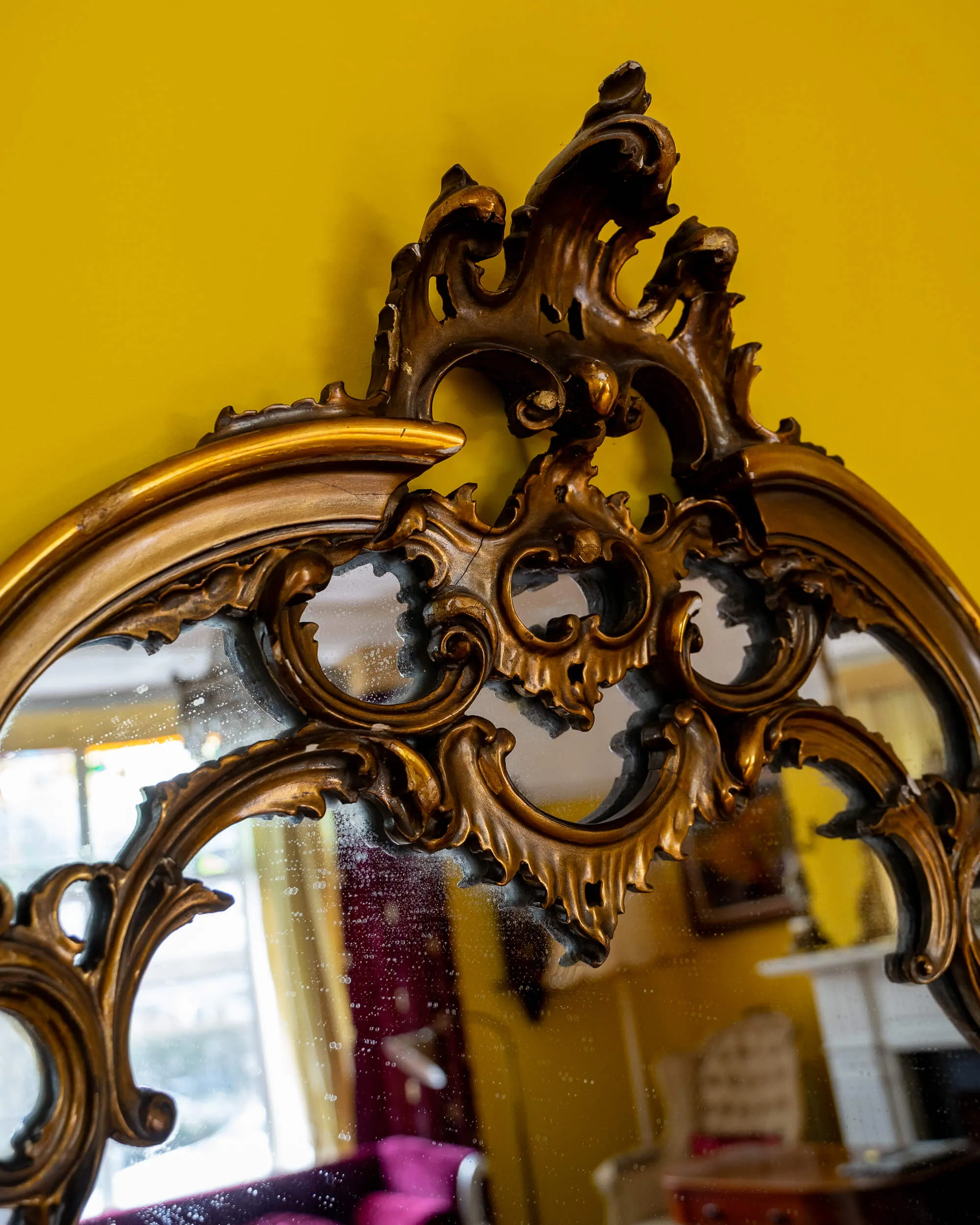 Vintage Italian Carved Giltwood Mirror - Supporting View 3