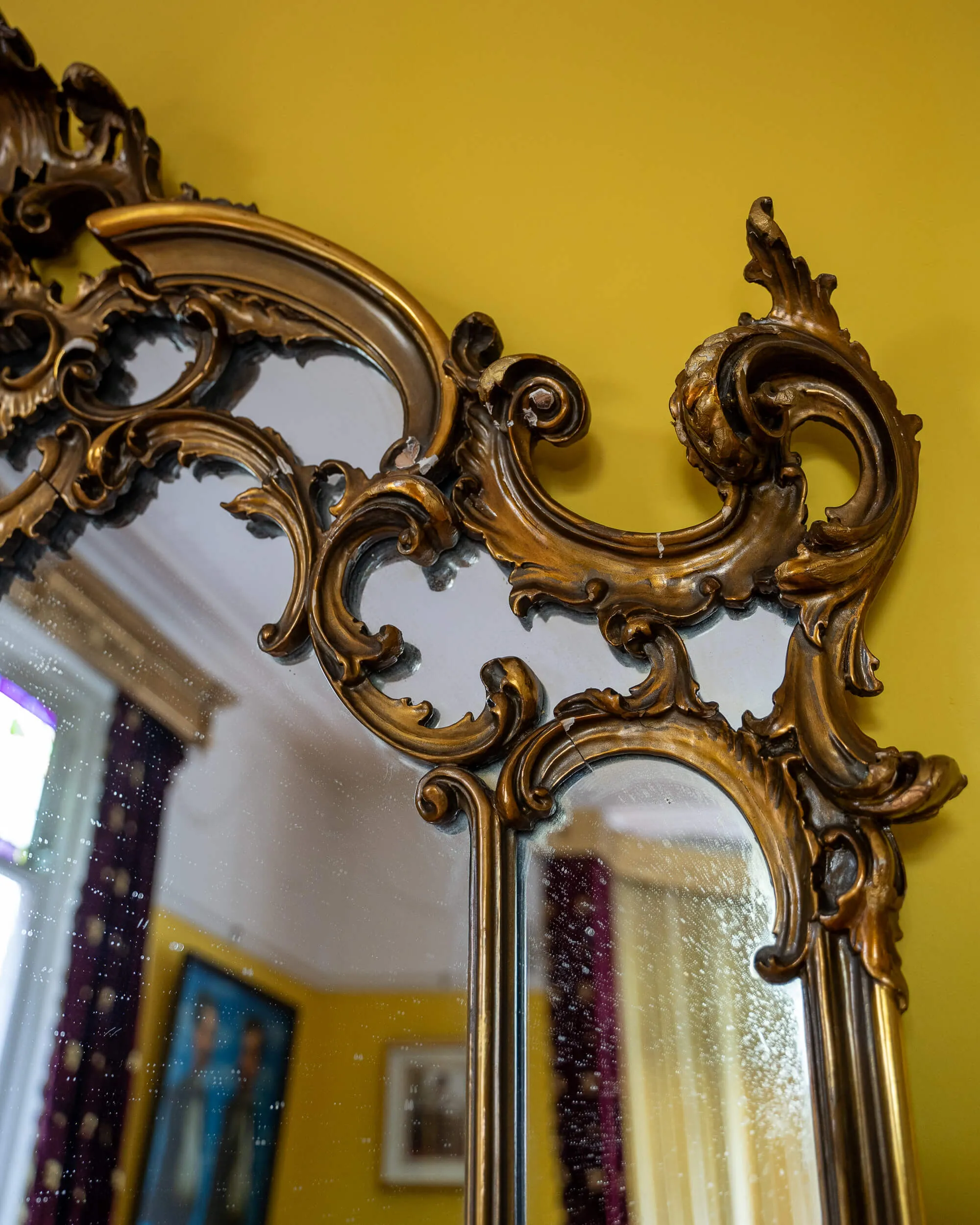 Vintage Italian Carved Giltwood Mirror - Supporting View 4